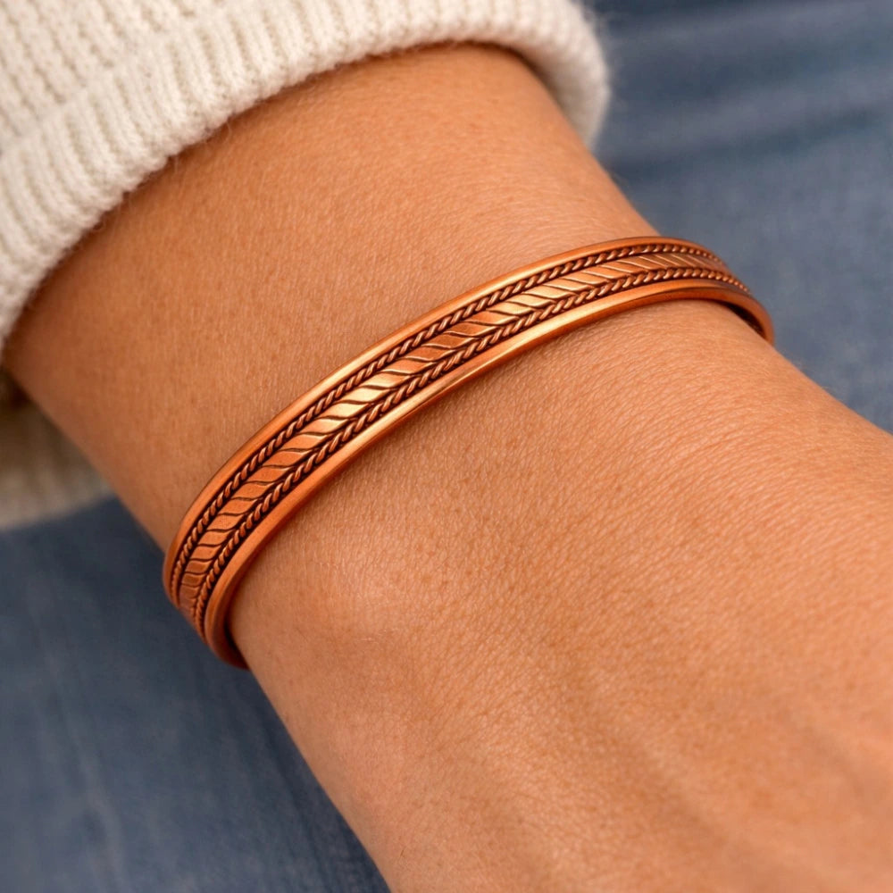 Pulseira de cobre com design entrançado inspirada na Ayurveda para bem-estar e harmonia