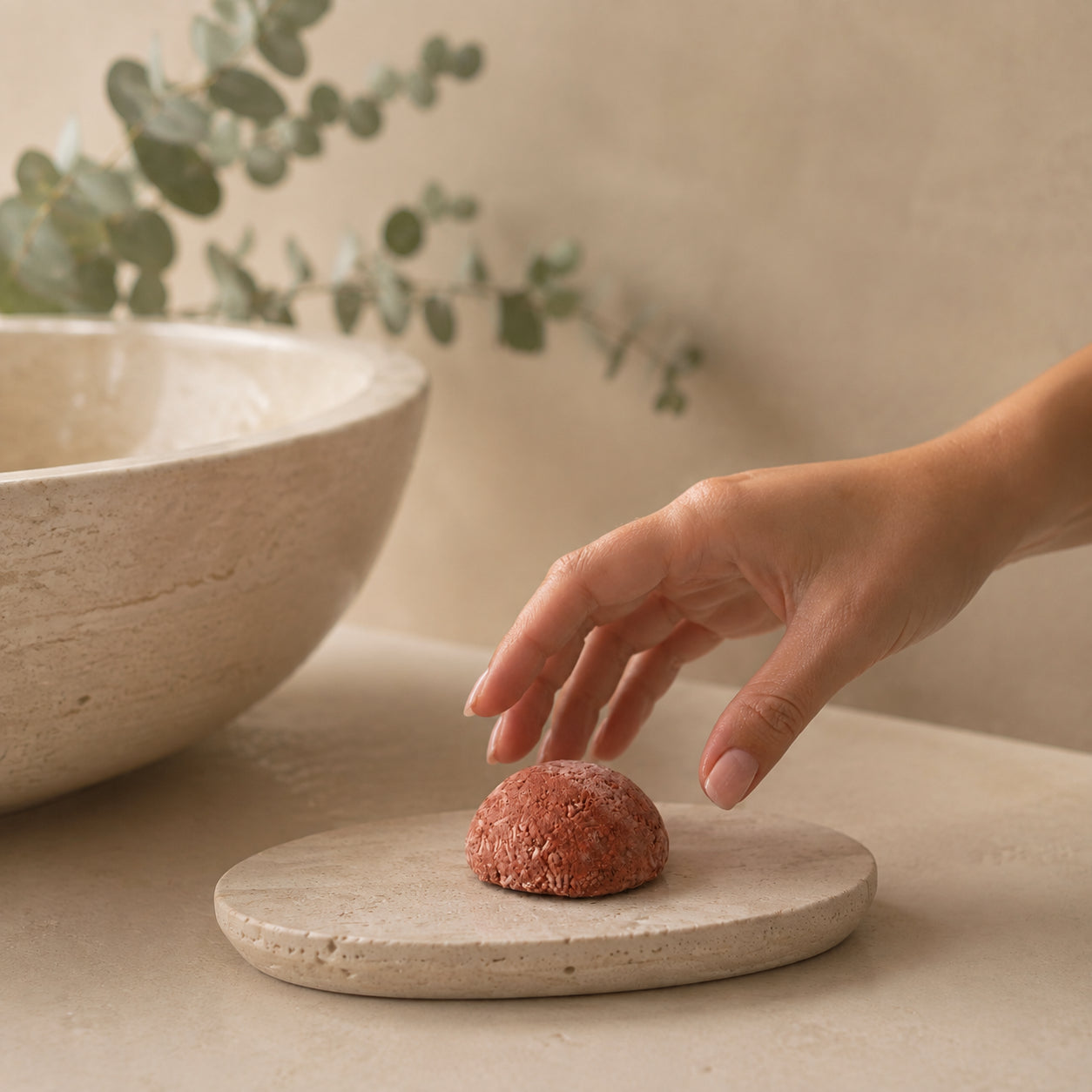 Shampoo Solido all’Henné e Cannella su un portasapone accanto al lavabo