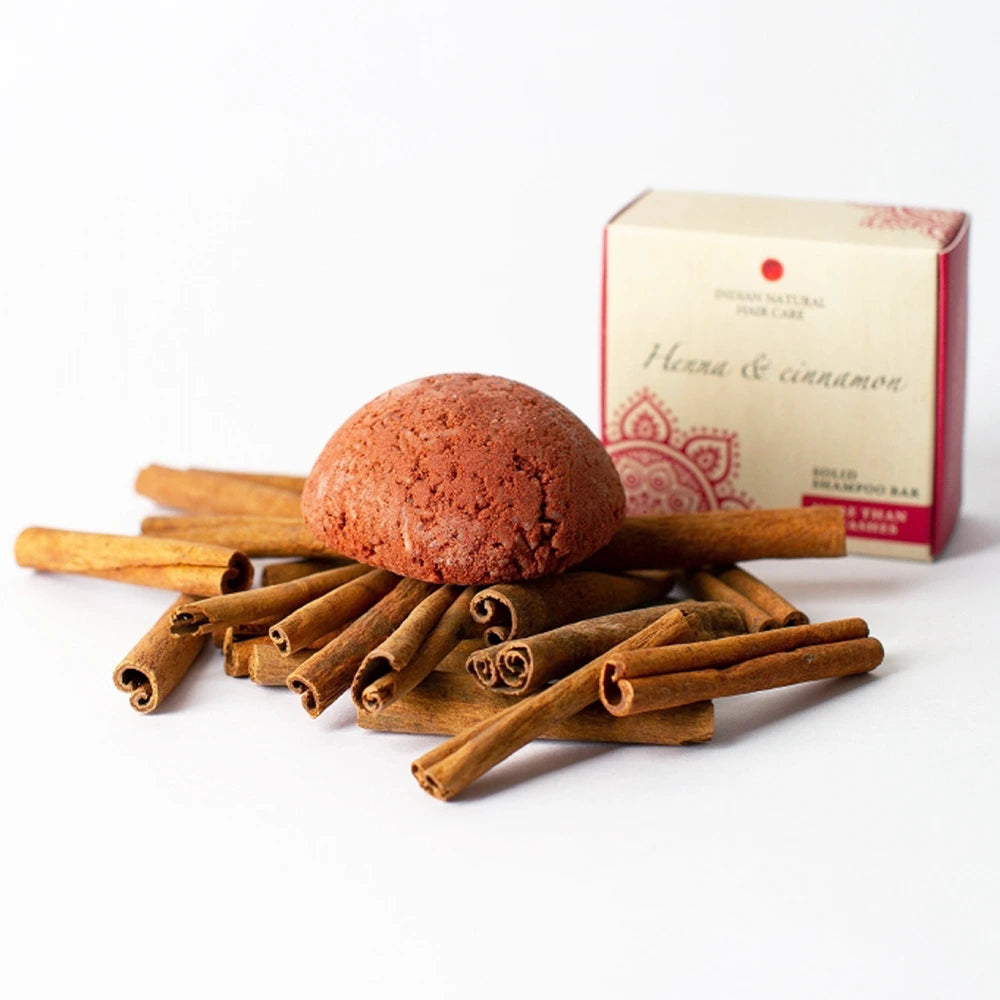 Champô sólido ayurvédico para cabelos normais e finos – infundido com henna, canela e hibisco para brilho, força e equilíbrio do couro cabeludo.