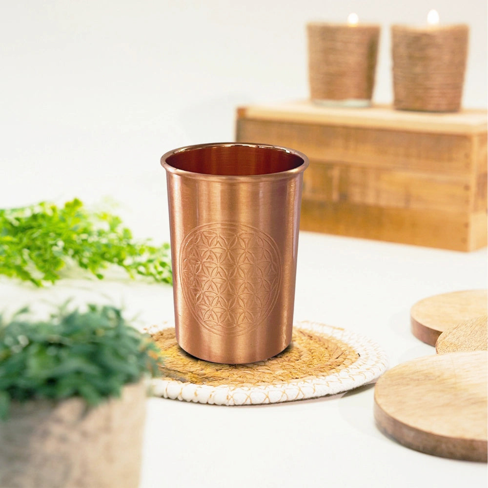 Copo de cobre para água alcalina segundo a Ayurveda, ideal para melhorar digestão e bem-estar diário