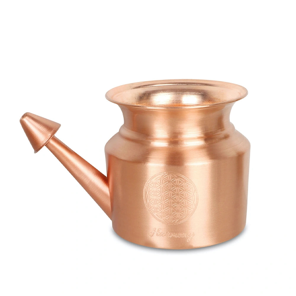Lota nasal em cobre artesanal para lavagem nasal ayurvédica e bem-estar respiratório.