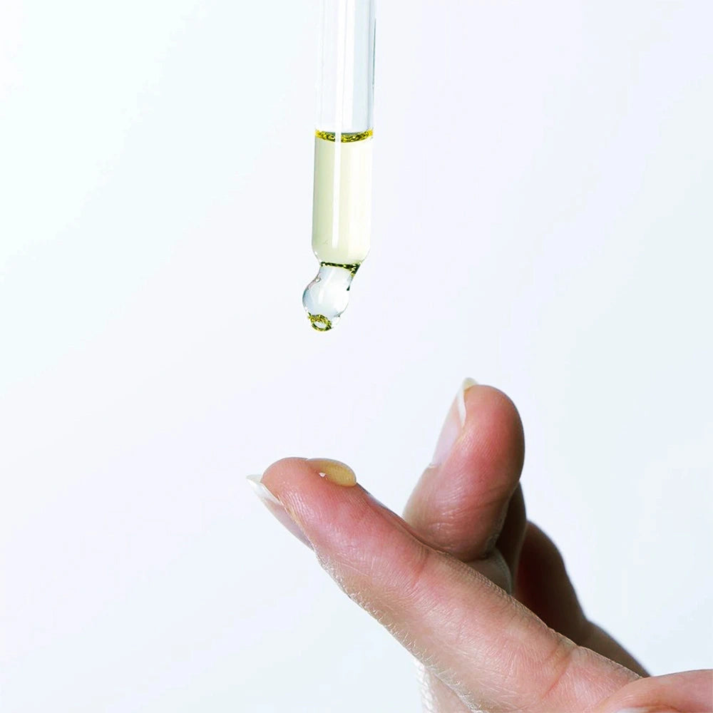 Óleo facial botânico prensado a frio, rico em vitaminas, para pele delicada e sensível.
