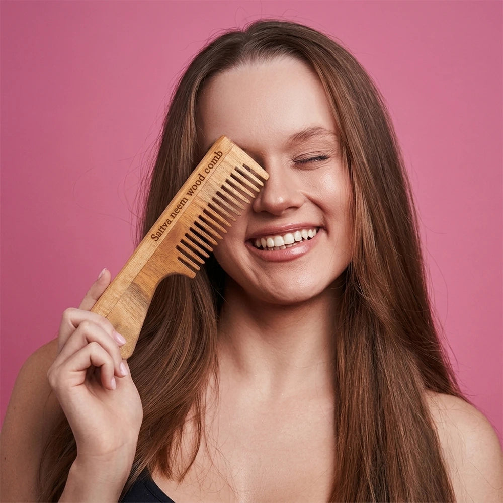 Pente de madeira de neem natural para cuidados capilares Ayurvédicos, ajudando a desembaraçar o cabelo suavemente, massajar o couro cabeludo e promover um cabelo mais saudável.