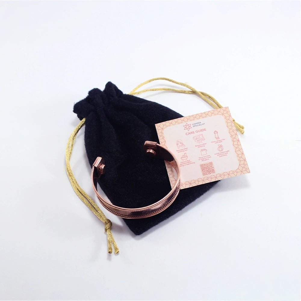 Pulseira de cobre artesanal com símbolos dos chakras para equilíbrio espiritual e energia