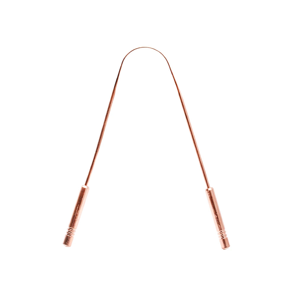 Raspador de língua em cobre puro Sattva Ayurveda para higiene oral ayurvédica, ajudando a remover bactérias da língua e a combater o mau hálito.