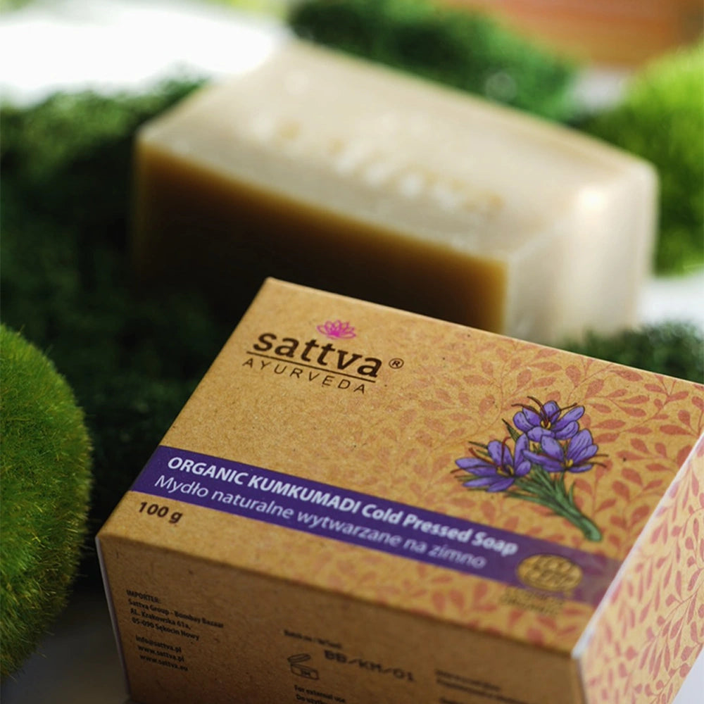 Sabonete orgânico indiano Sattva Ayurveda com açafrão e cúrcuma para limpeza suave e cuidados naturais da pele.