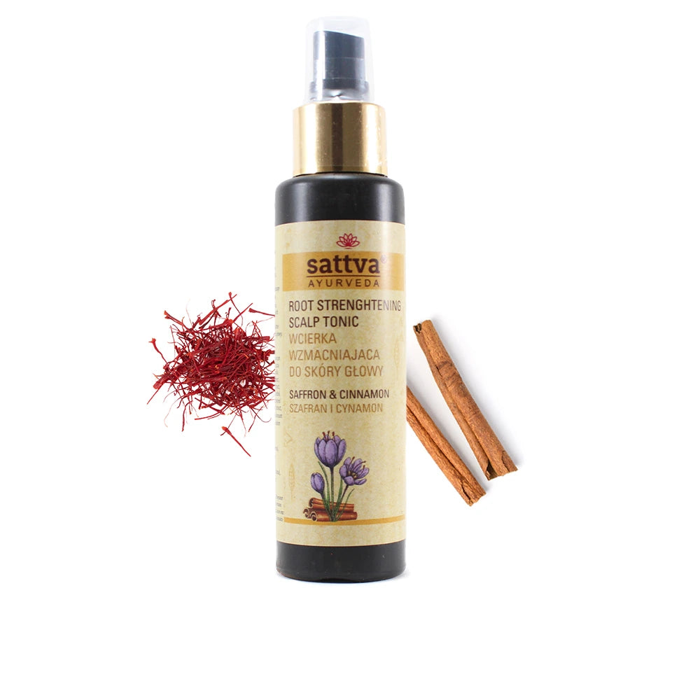 Loção para Couro Cabeludo com Açafrão e Canela da Sattva Ayurveda rodeado por fios de açafrão e paus de canela, destacando a nutrição natural e herbal para cabelos saudáveis e cuidados Ayurvédicos.