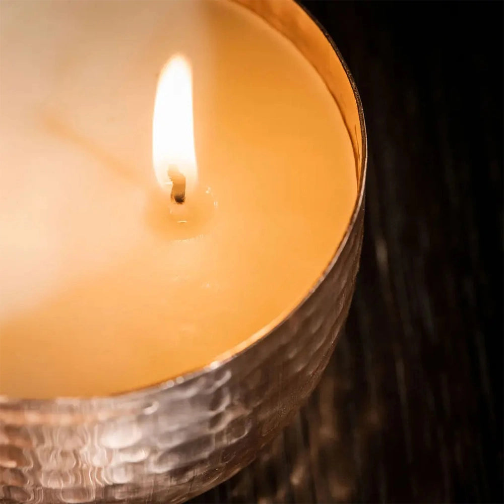Vela ecológica de cera de soja em recipiente de metal com acabamento em cobre, perfumada com sálvia e menta