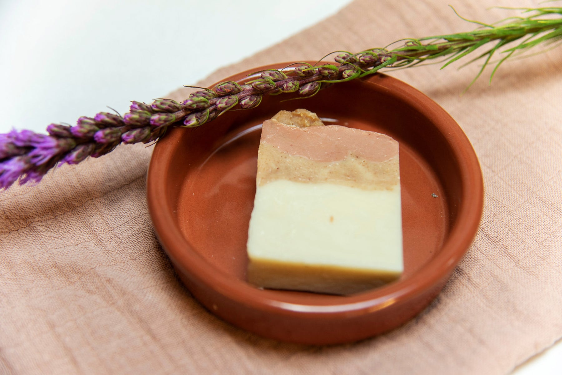 Sabonete Natural Artesanal de Patchouli e Argila Vermelha