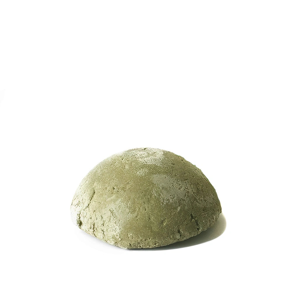 Barra de champô sólido de Shikakai e Menta sobre fundo branco