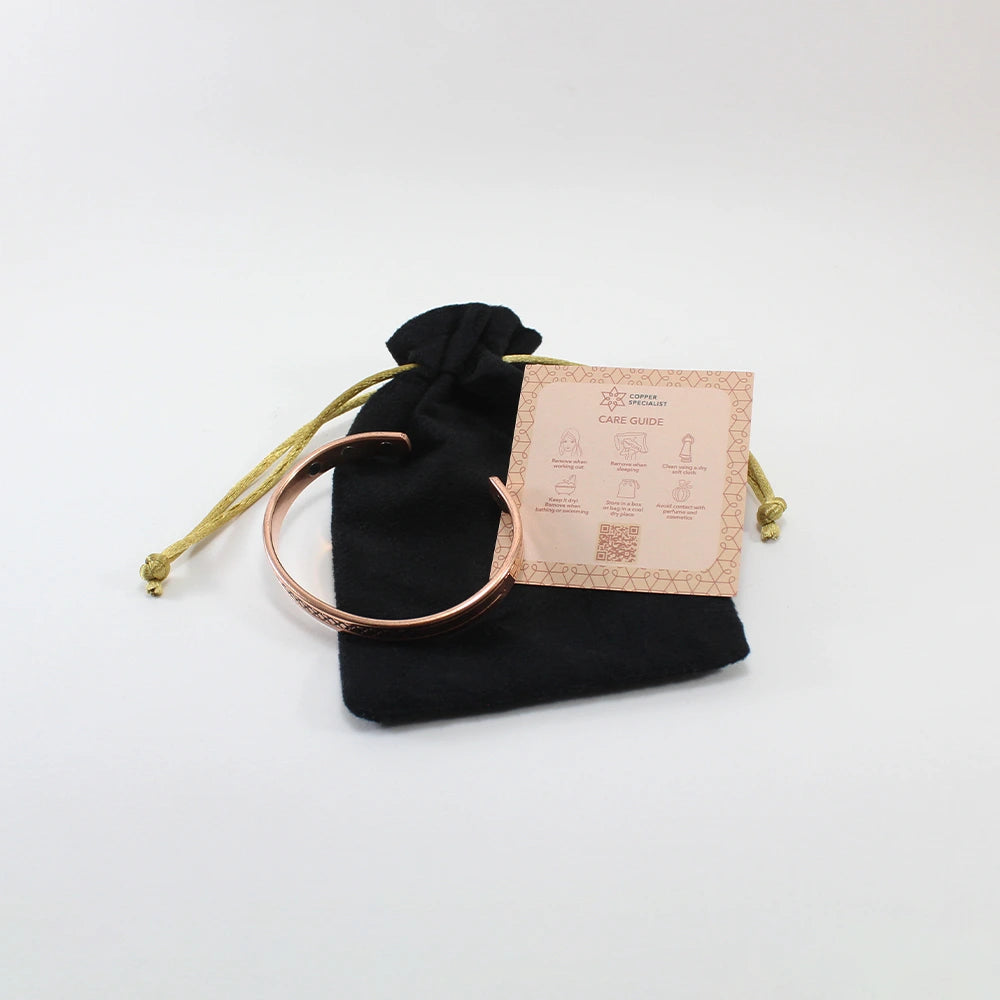 Bracelete magnético Shakti em cobre puro 99,9% para estimular energia vital e equilíbrio emocional.