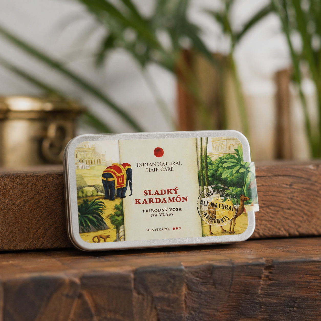 Cera Naturale per Capelli al Cardamomo Dolce su una superficie in legno