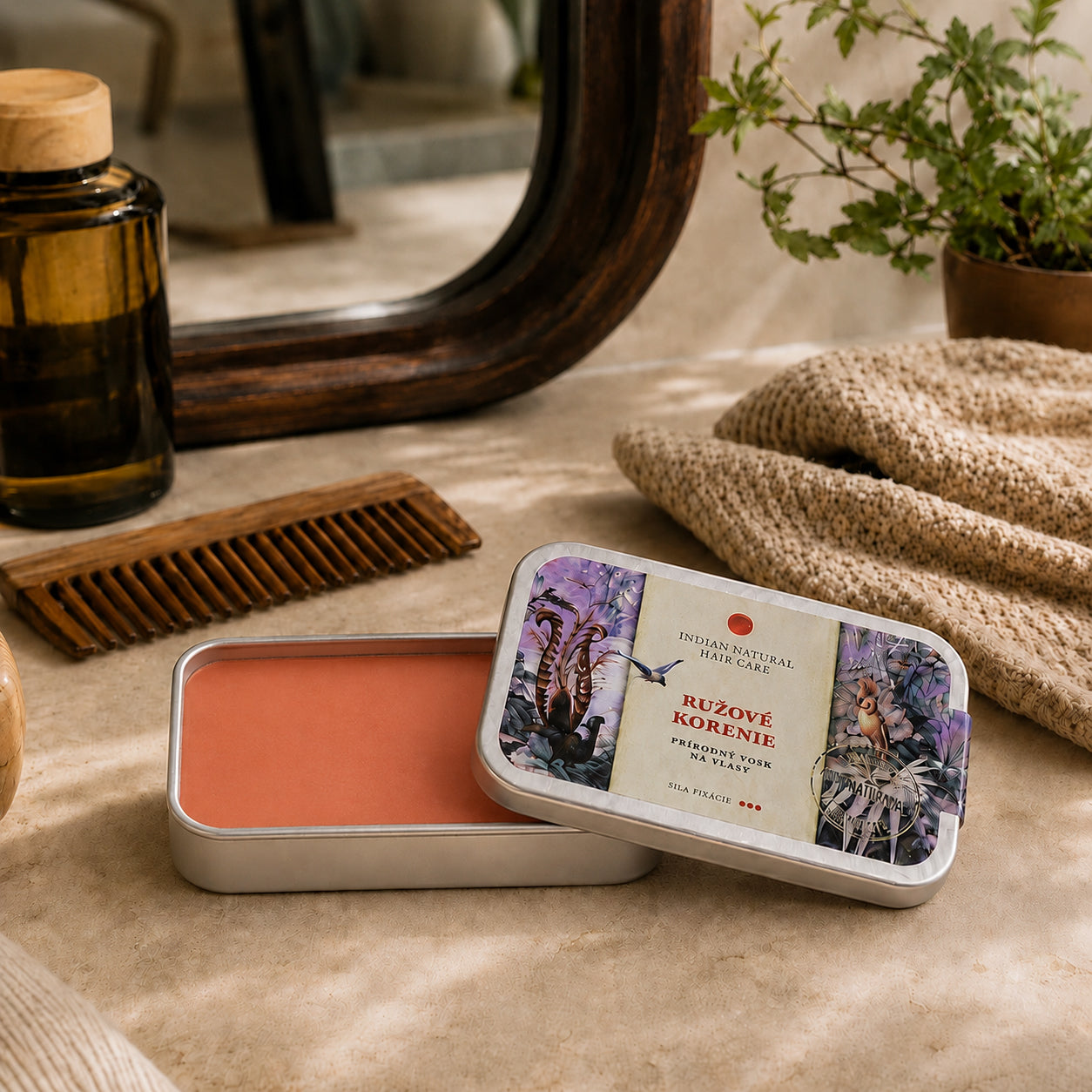 Cera Naturale per Capelli al Pepe Rosa aperta accanto ad accessori per capelli