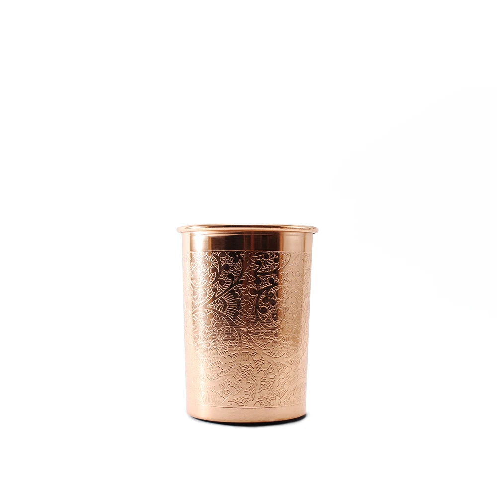 Copo de cobre puro com padrão floral, artesanal e ayurvédico, ideal para equilibrar doshas e promover bem-estar natural