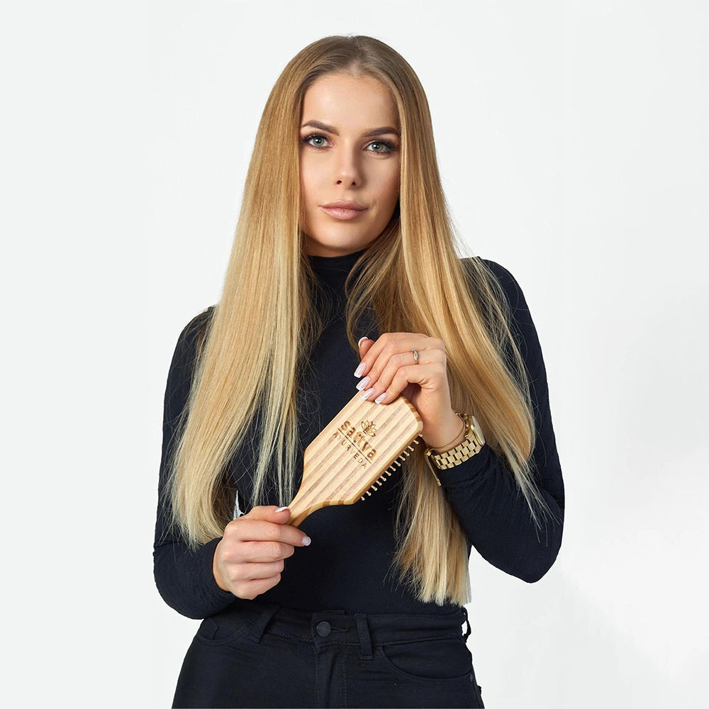 Cepillo de pelo de bambú natural para desenredar suavemente el cabello y ayudar a reducir la rotura.