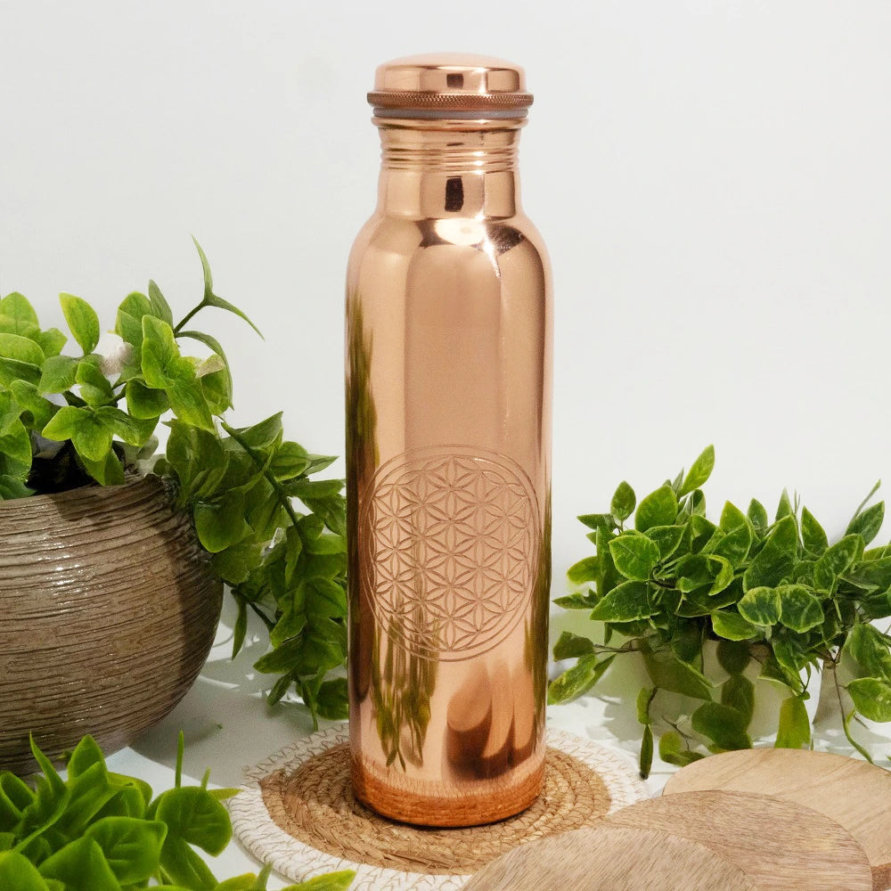 Garrafa artesanal ayurvédica em cobre puro para água purificada, equilibrando doshas e promovendo saúde