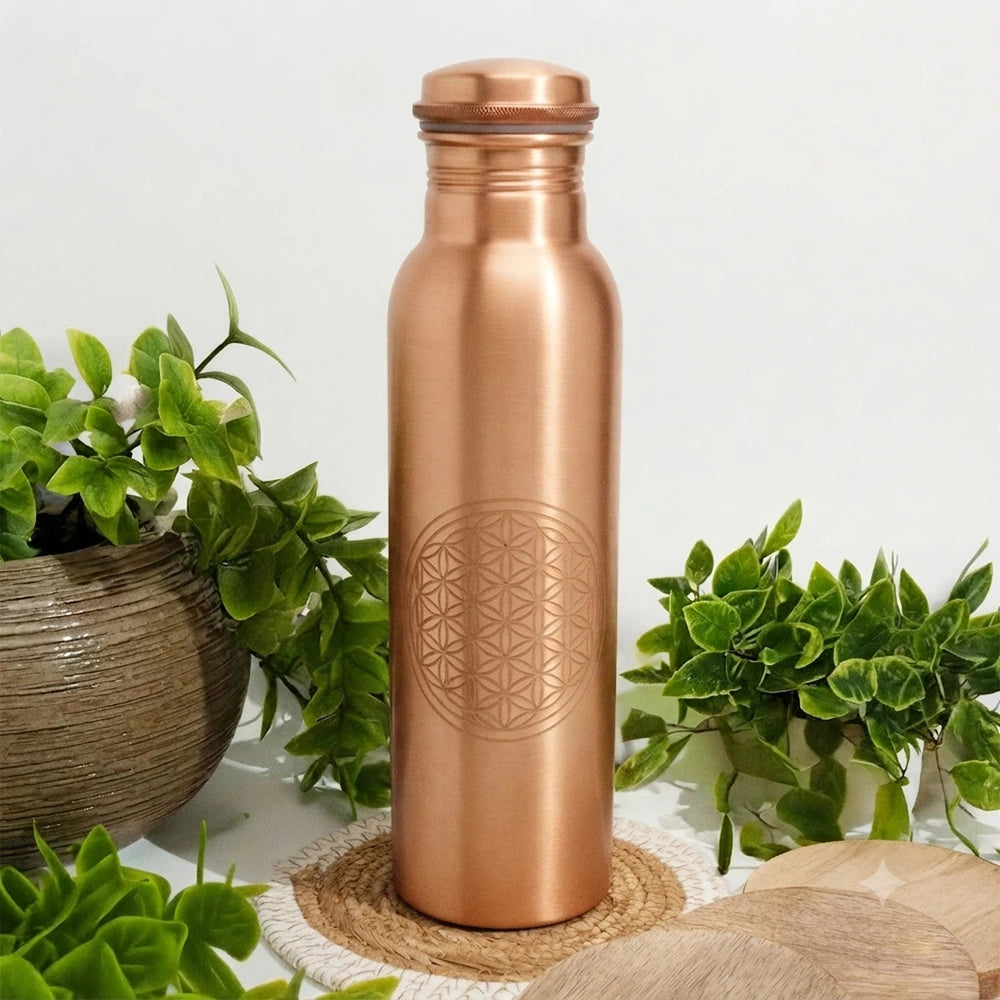 Garrafa artesanal ayurvédica em cobre puro para água purificada, equilibrando doshas e promovendo saúde