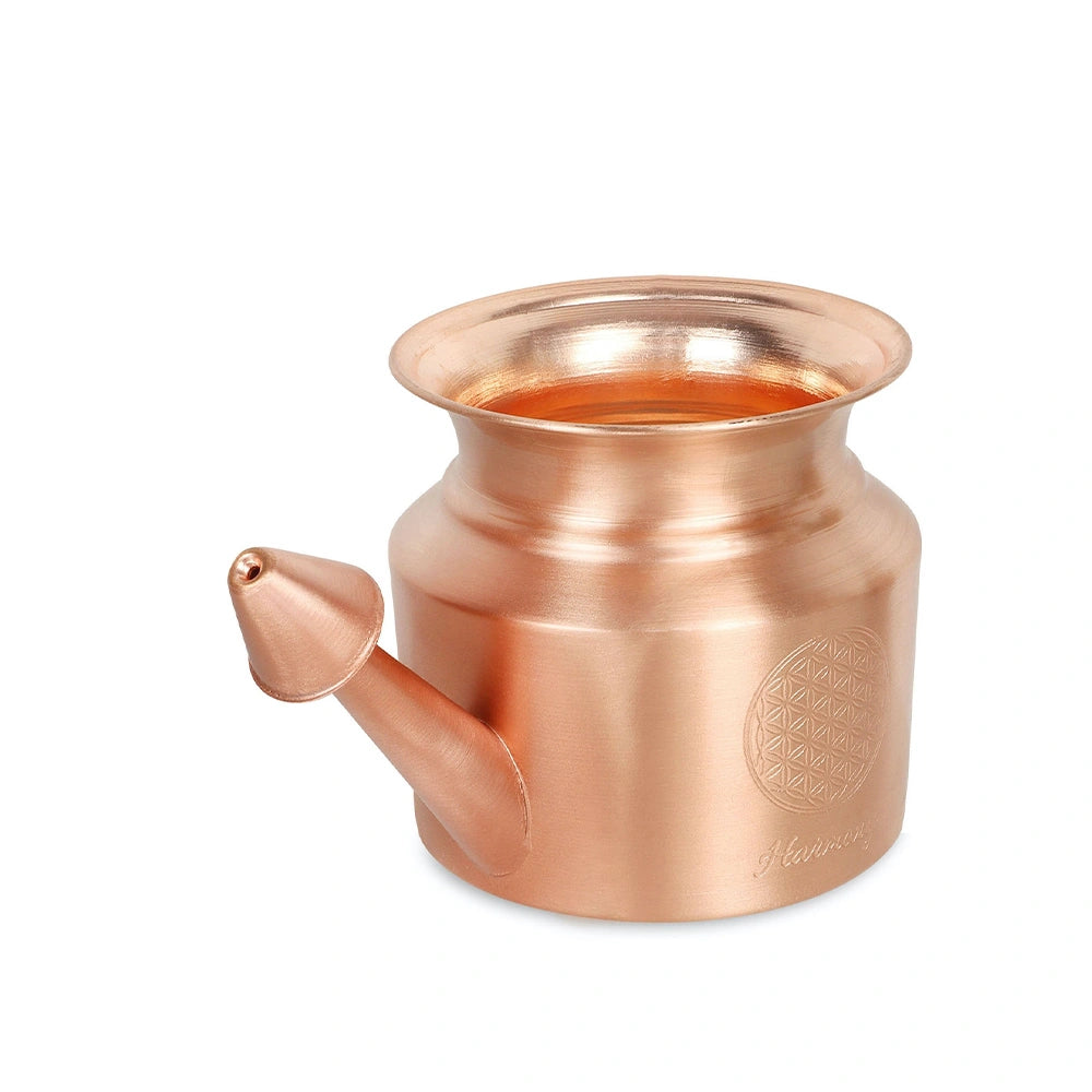 Lota nasal em cobre para alívio da sinusite e respiração clara.