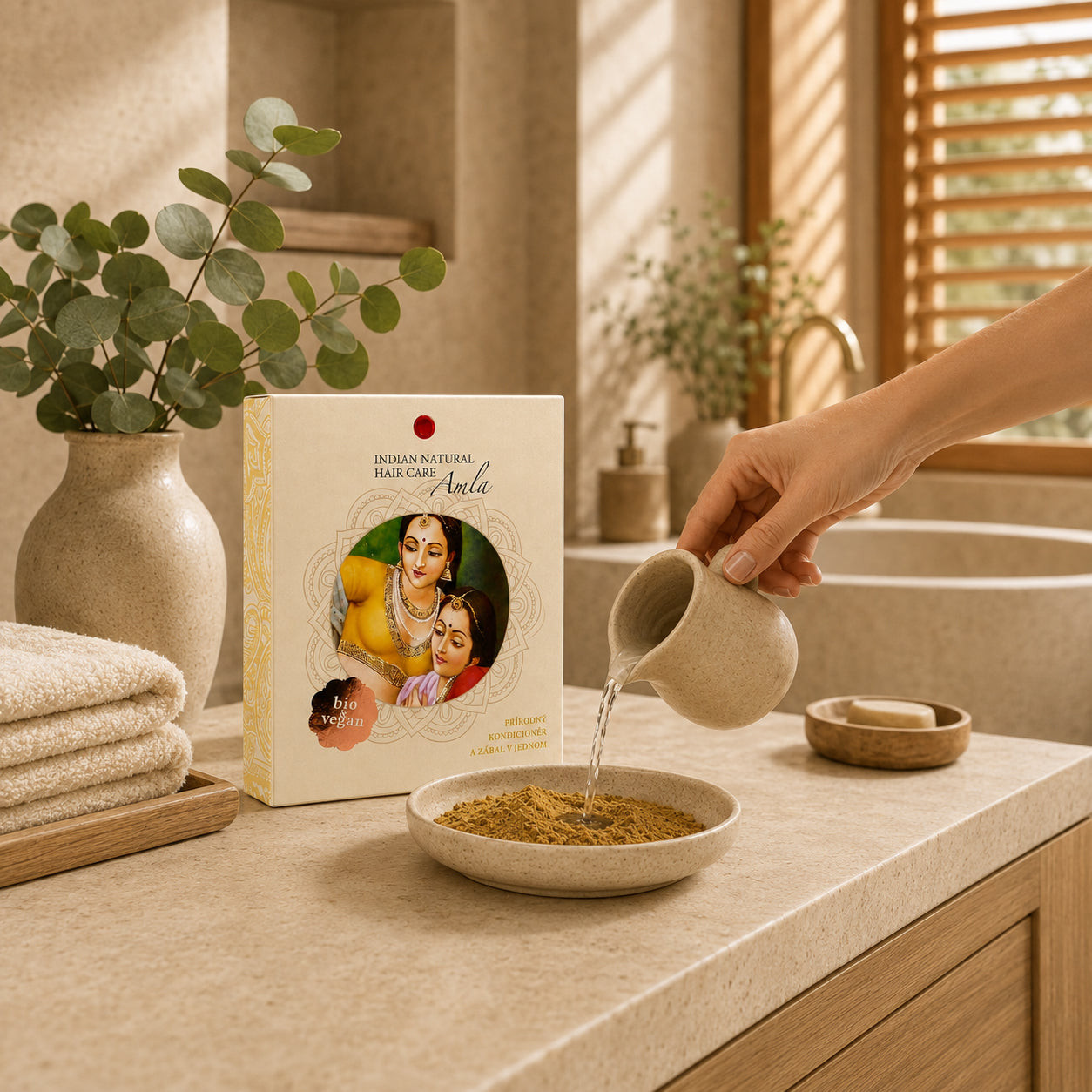 Preparazione della Maschera per Capelli Bio all’Amla con acqua e polvere in una ciotola