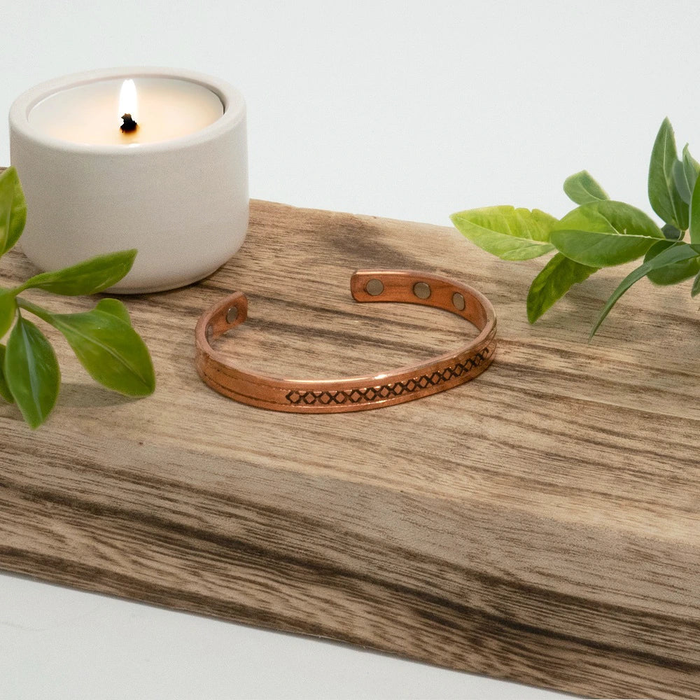 Pulseira terapêutica artesanal Shakti em cobre puro com 6 ímanes para vitalidade e bem-estar.