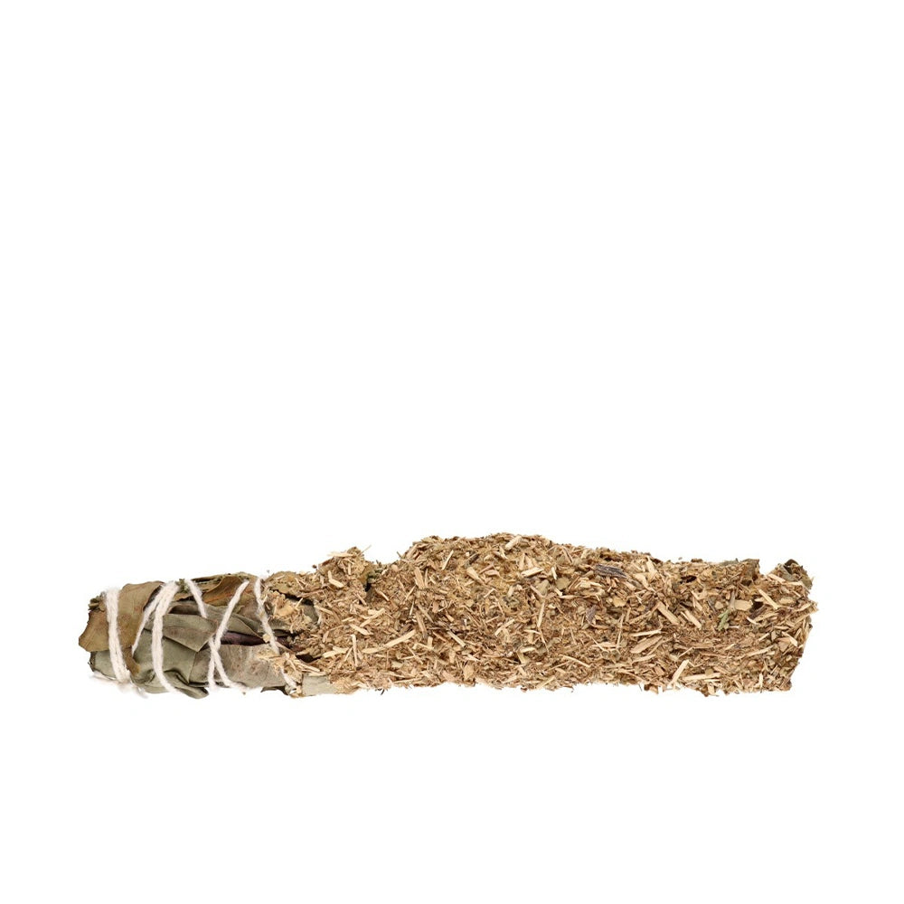 Defumador Sahumo Chico a arder suavemente, libertando fumaça aromática para limpar e renovar a energia do espaço.